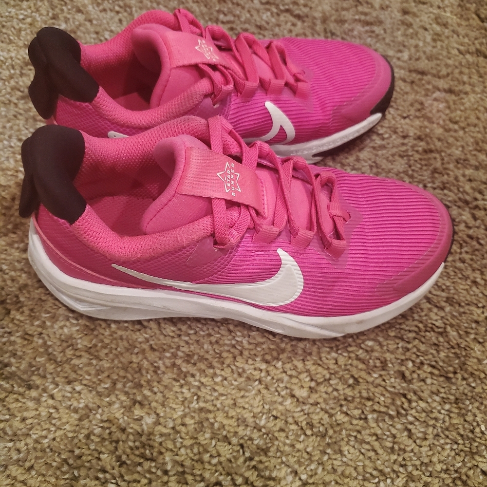 Nike pink shoes sz 1.5